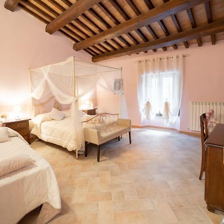 Albergo La Loggia Di San Martino Gualdo Tadino Bagian luar foto