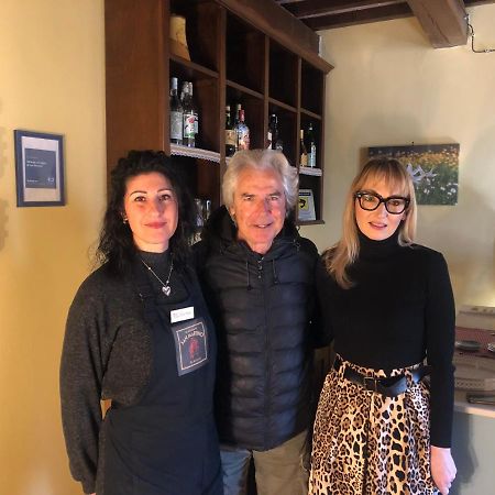 Albergo La Loggia Di San Martino Gualdo Tadino Bagian luar foto