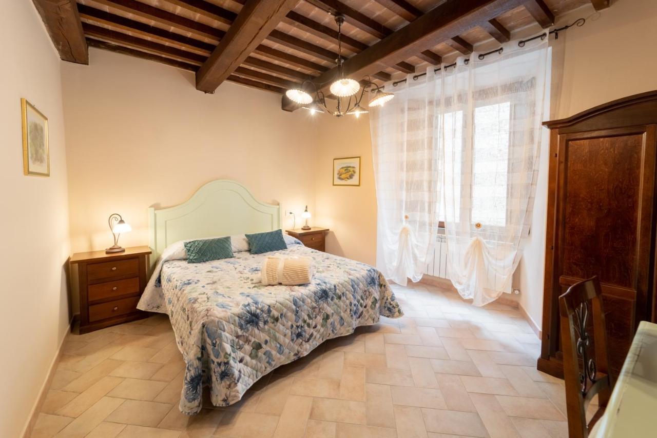 Albergo La Loggia Di San Martino Gualdo Tadino Bagian luar foto