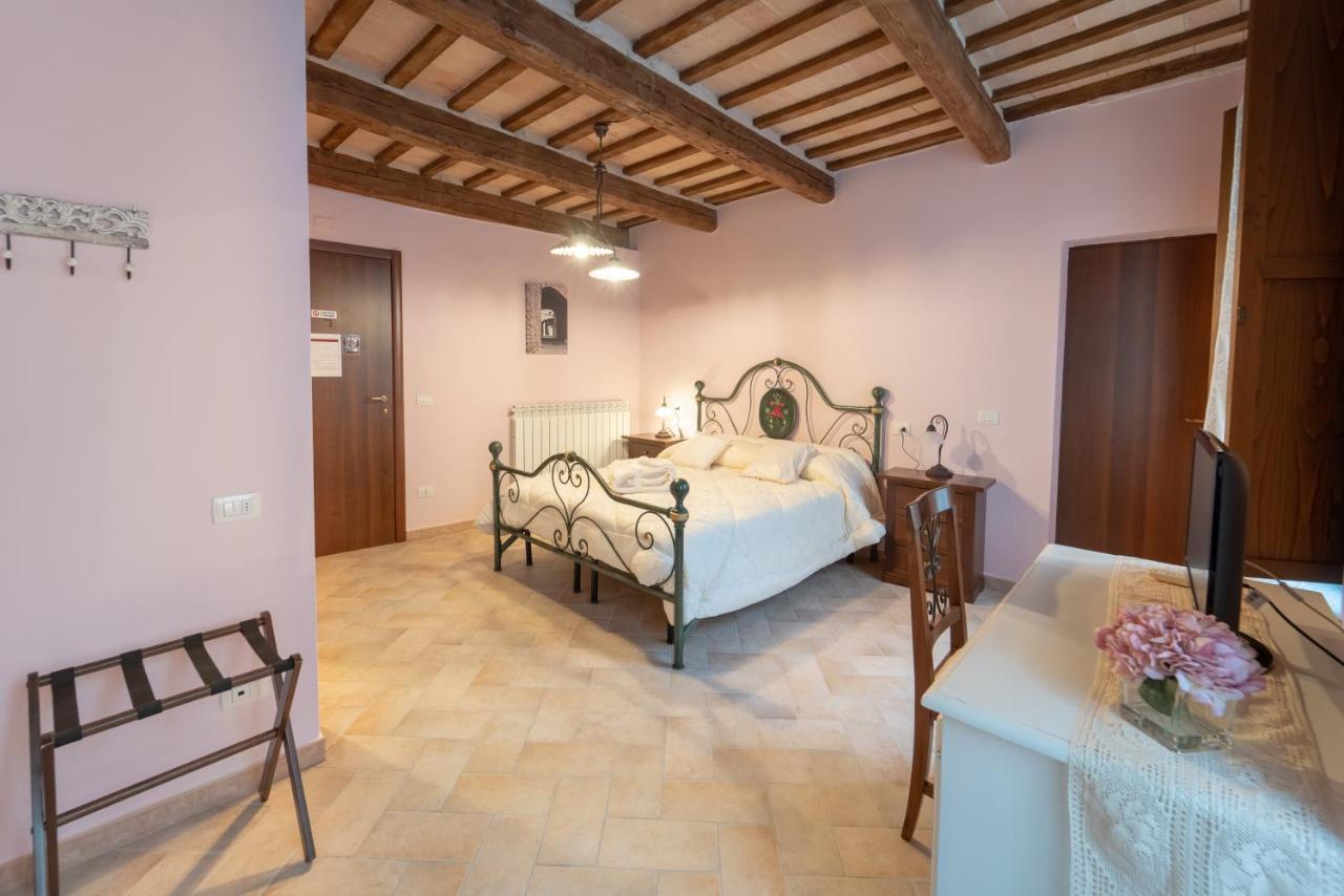 Albergo La Loggia Di San Martino Gualdo Tadino Bagian luar foto