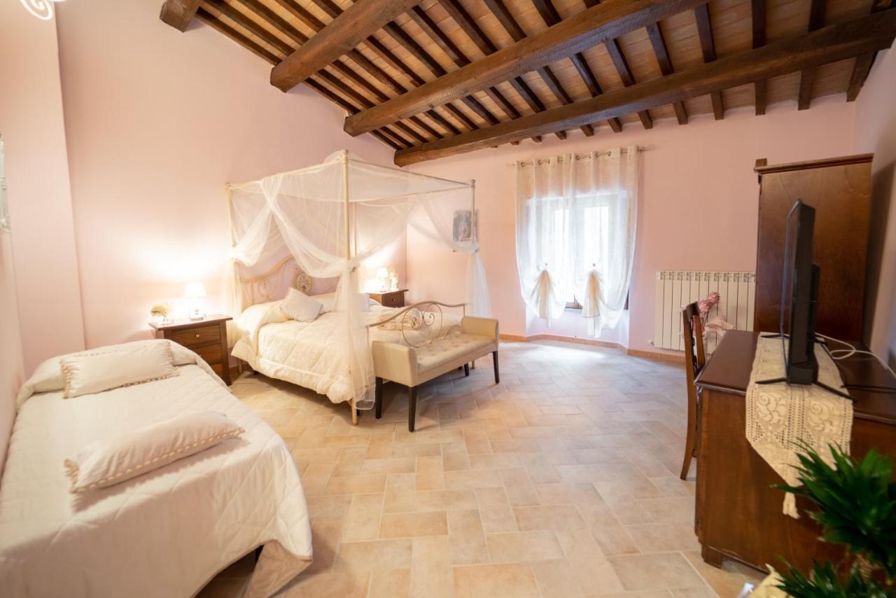 Albergo La Loggia Di San Martino Gualdo Tadino Bagian luar foto