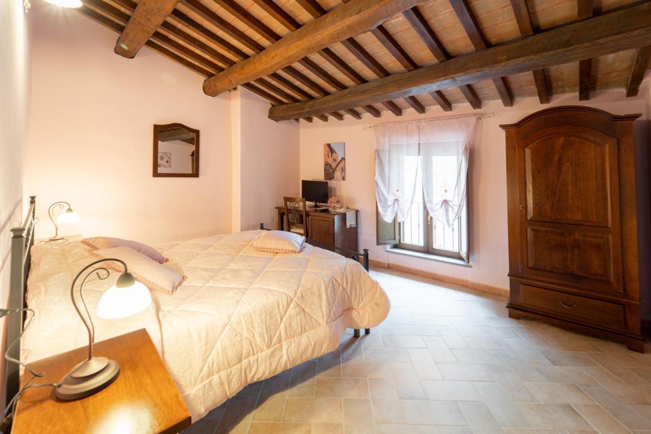 Albergo La Loggia Di San Martino Gualdo Tadino Bagian luar foto