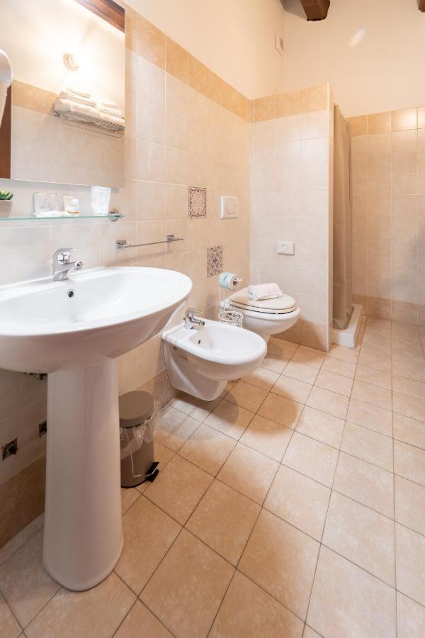 Albergo La Loggia Di San Martino Gualdo Tadino Bagian luar foto