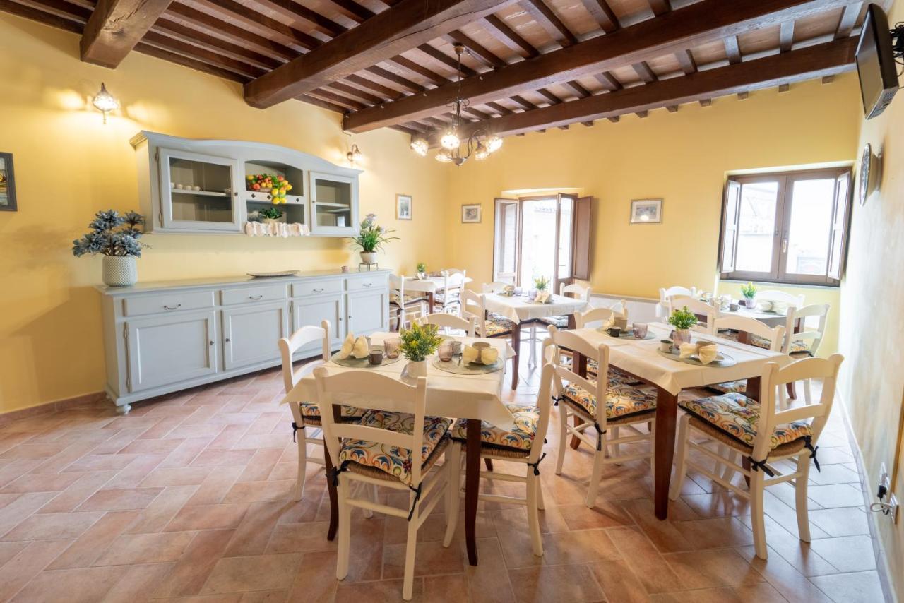 Albergo La Loggia Di San Martino Gualdo Tadino Bagian luar foto
