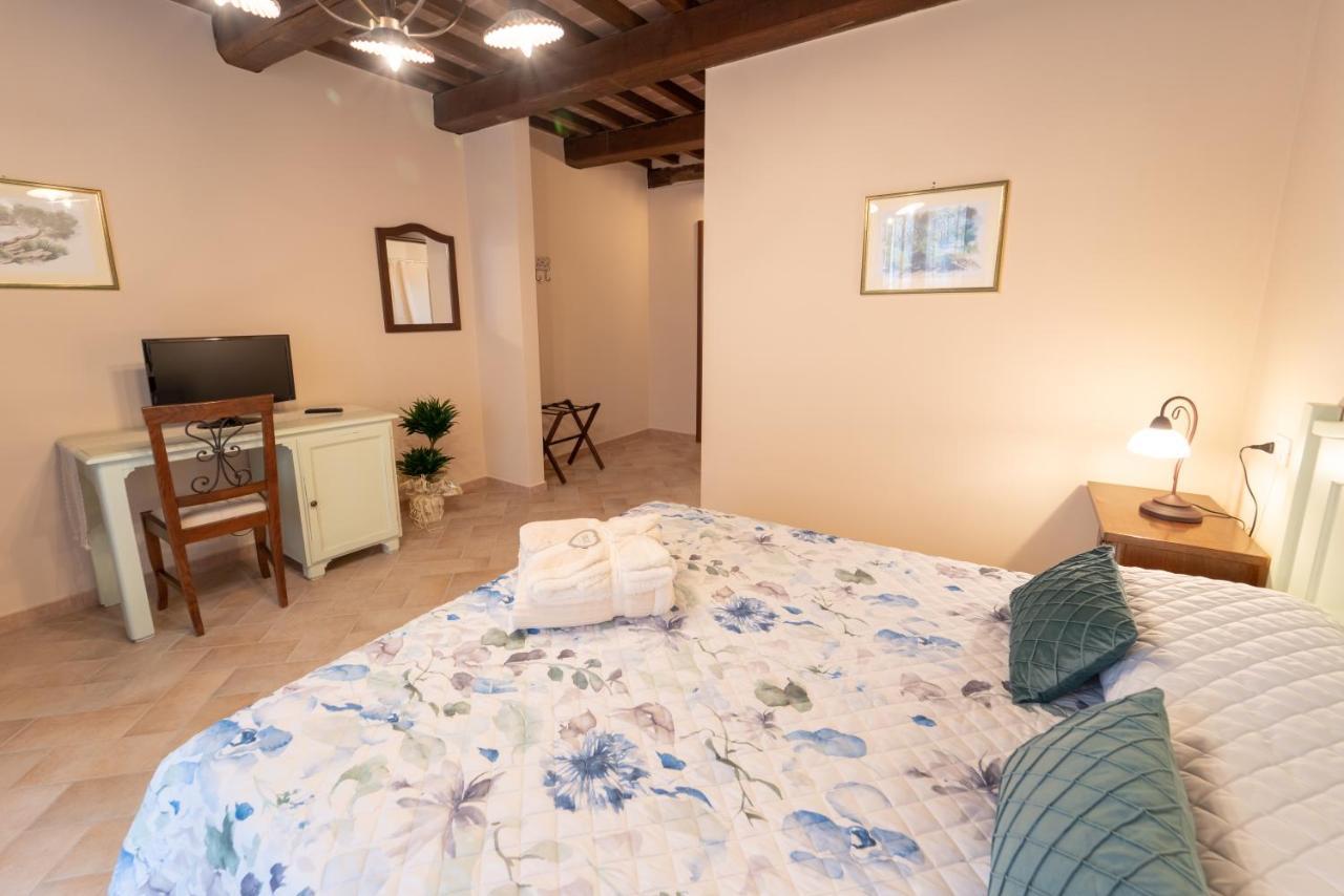 Albergo La Loggia Di San Martino Gualdo Tadino Bagian luar foto