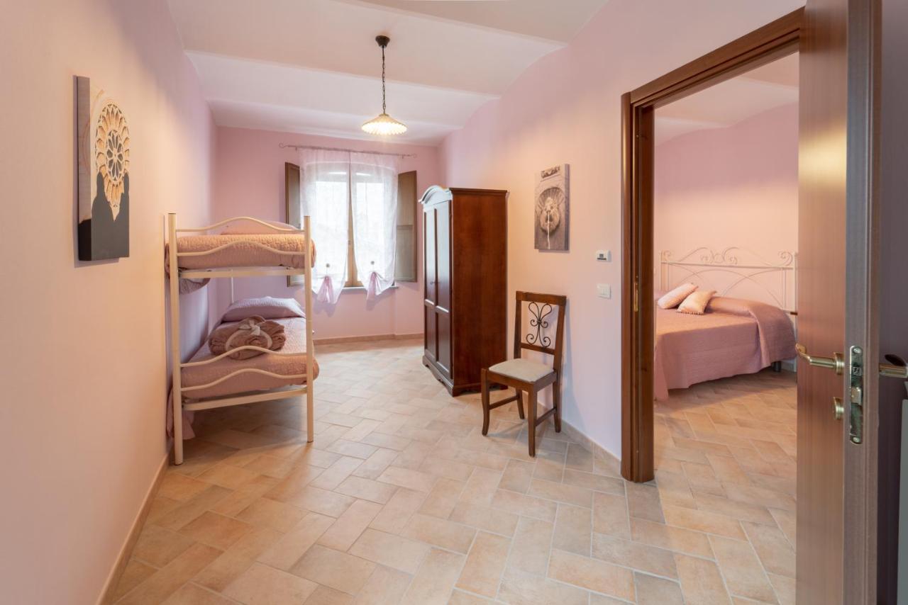 Albergo La Loggia Di San Martino Gualdo Tadino Bagian luar foto