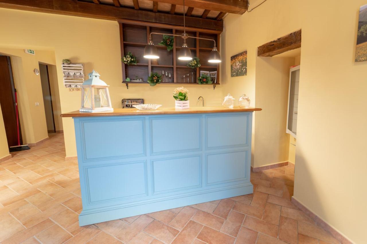 Albergo La Loggia Di San Martino Gualdo Tadino Bagian luar foto