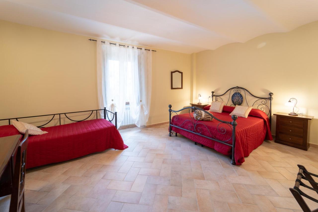 Albergo La Loggia Di San Martino Gualdo Tadino Bagian luar foto