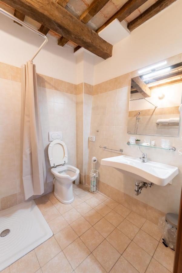 Albergo La Loggia Di San Martino Gualdo Tadino Bagian luar foto