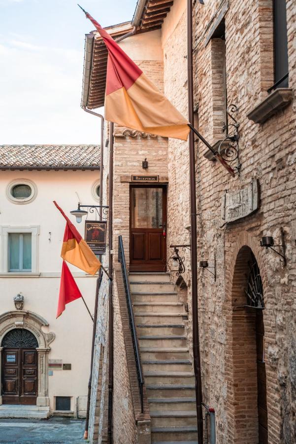 Albergo La Loggia Di San Martino Gualdo Tadino Bagian luar foto
