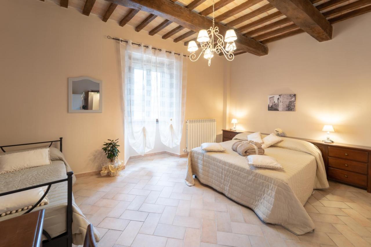 Albergo La Loggia Di San Martino Gualdo Tadino Bagian luar foto