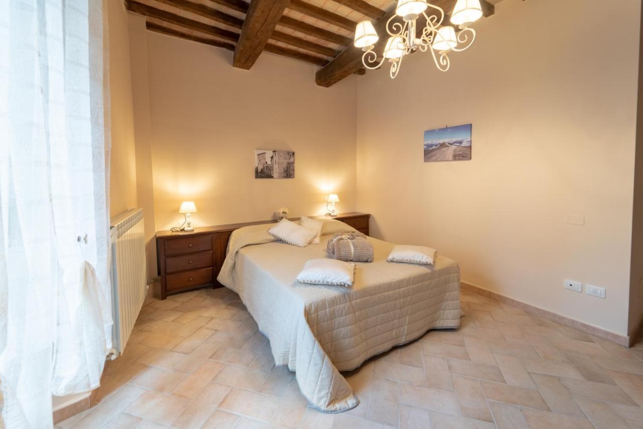Albergo La Loggia Di San Martino Gualdo Tadino Bagian luar foto