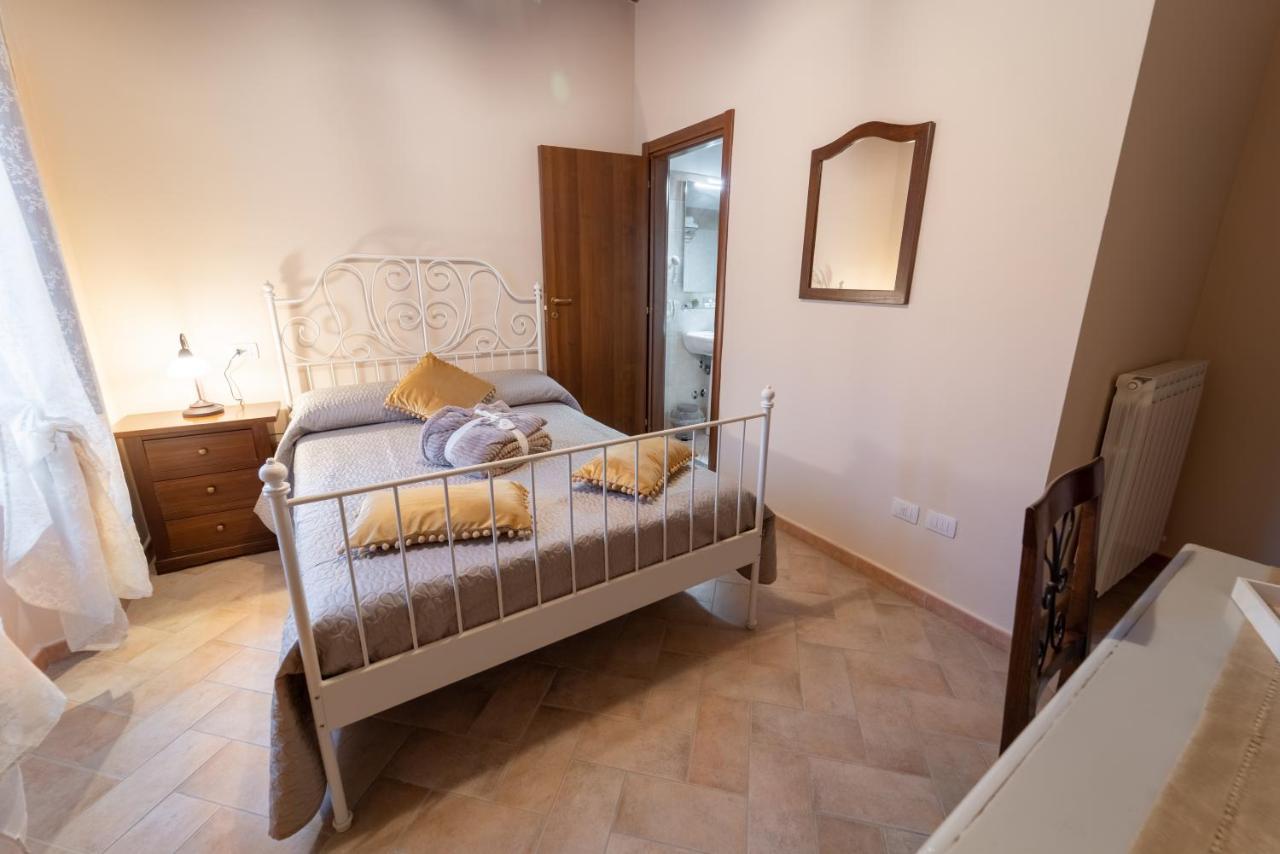 Albergo La Loggia Di San Martino Gualdo Tadino Bagian luar foto