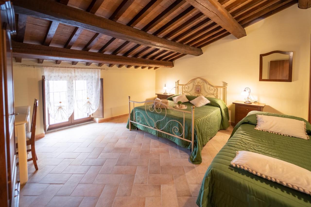 Albergo La Loggia Di San Martino Gualdo Tadino Bagian luar foto