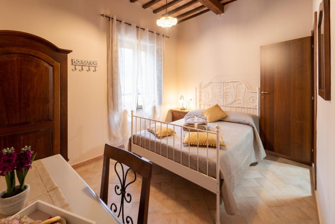 Albergo La Loggia Di San Martino Gualdo Tadino Bagian luar foto