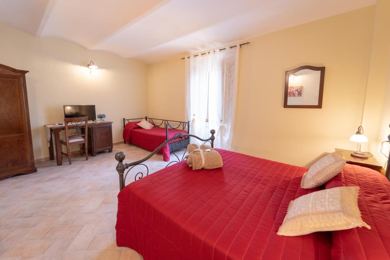 Albergo La Loggia Di San Martino Gualdo Tadino Bagian luar foto