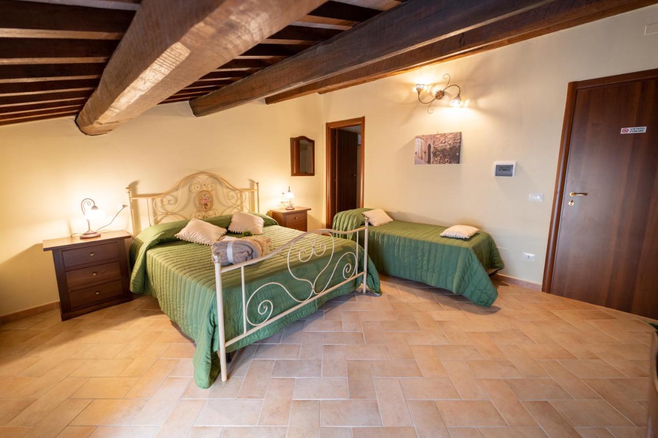 Albergo La Loggia Di San Martino Gualdo Tadino Bagian luar foto