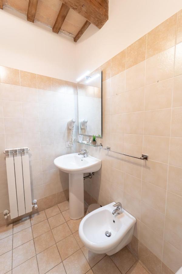 Albergo La Loggia Di San Martino Gualdo Tadino Bagian luar foto