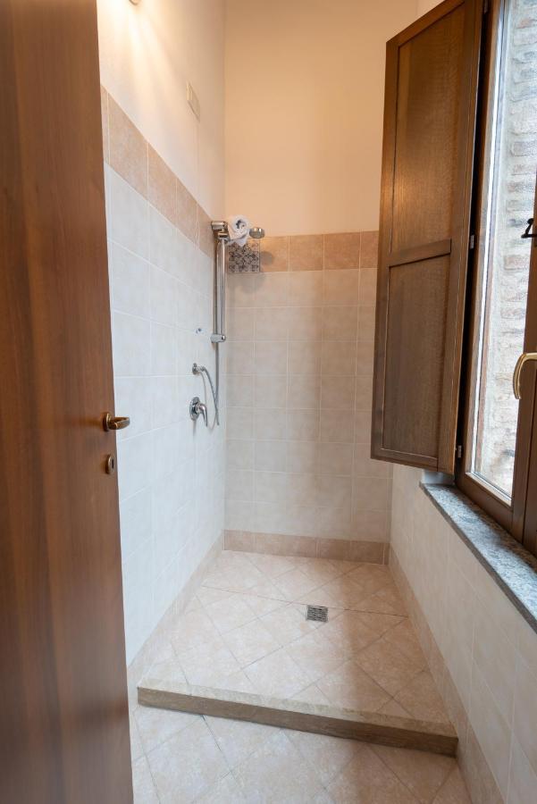 Albergo La Loggia Di San Martino Gualdo Tadino Bagian luar foto