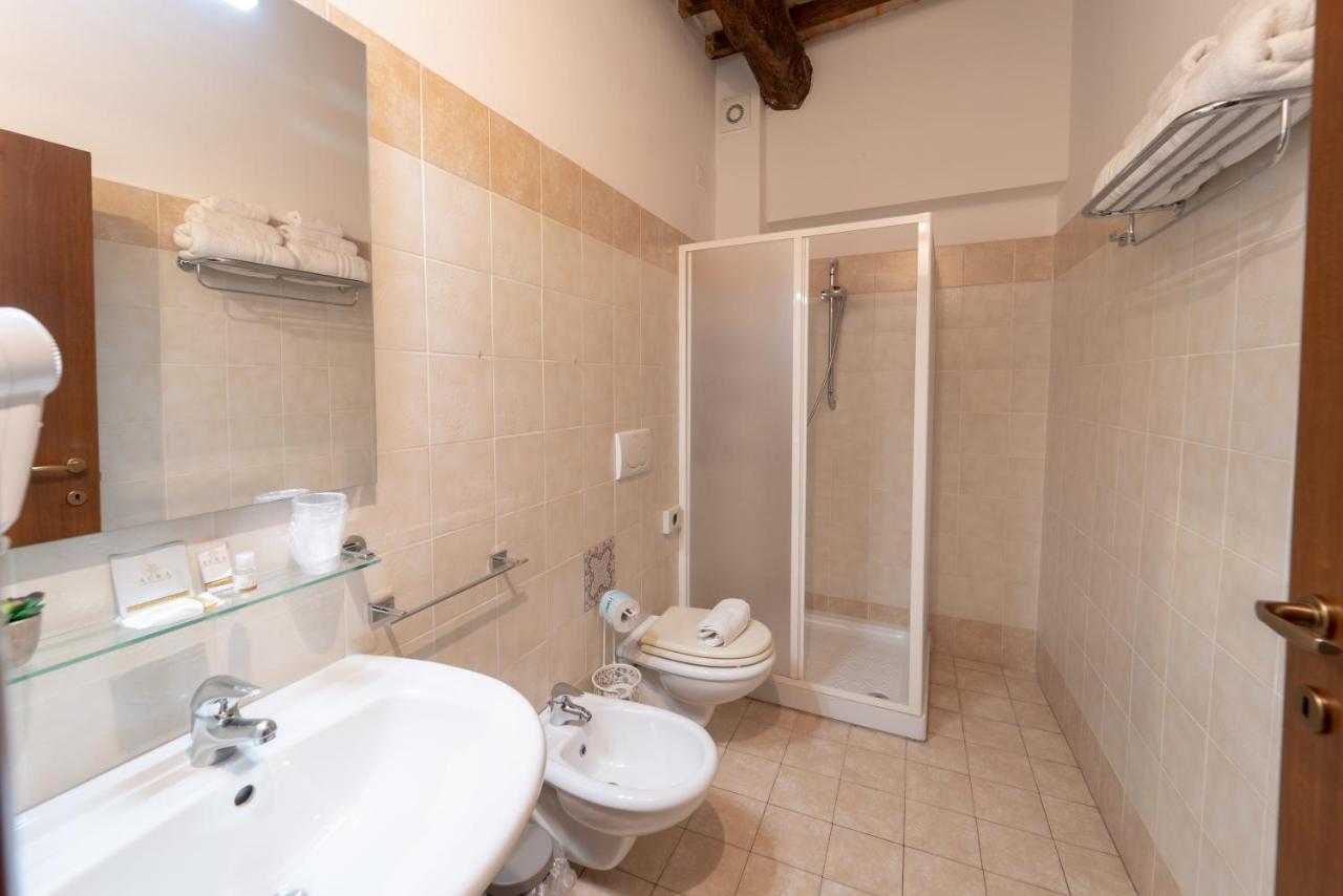 Albergo La Loggia Di San Martino Gualdo Tadino Bagian luar foto