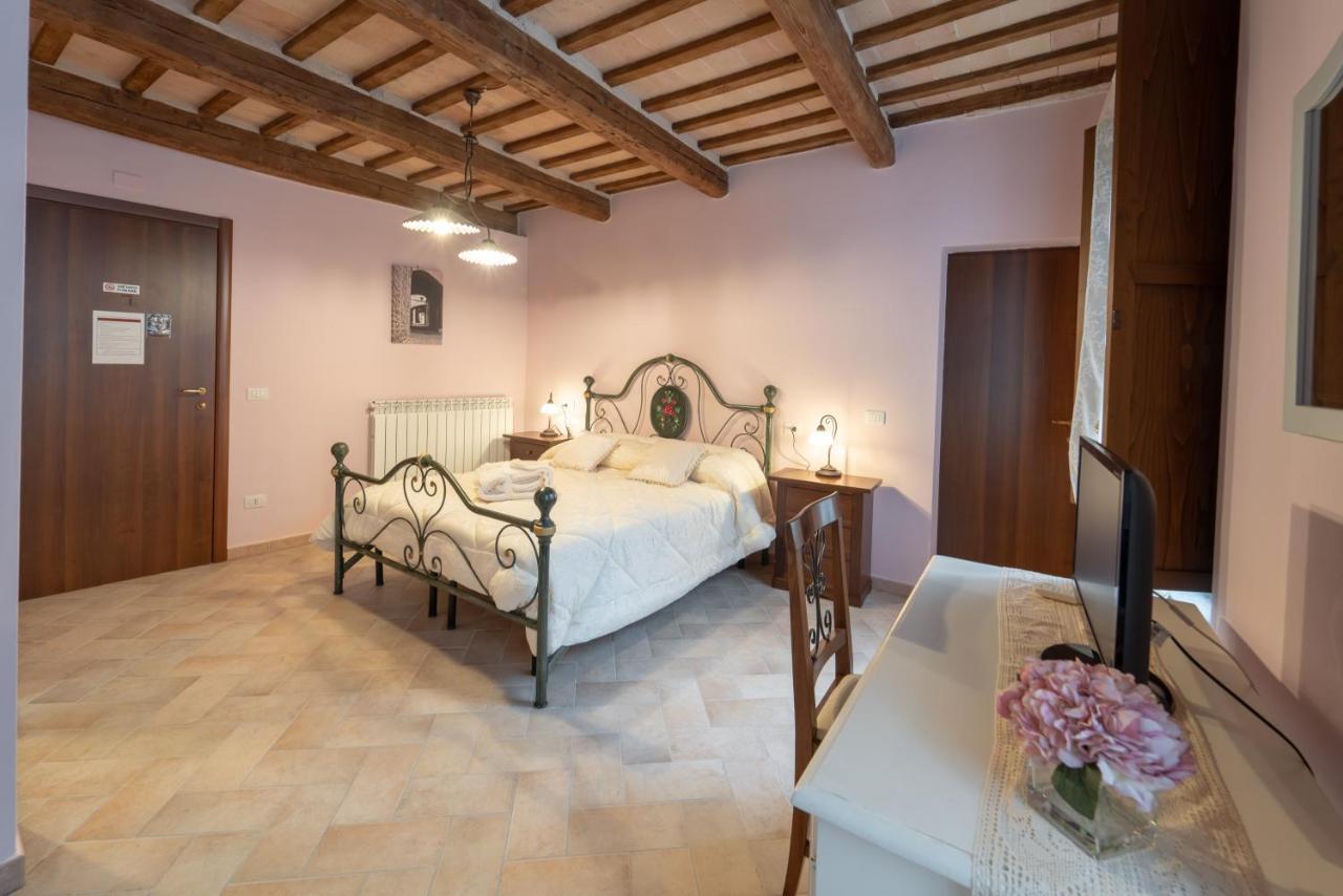 Albergo La Loggia Di San Martino Gualdo Tadino Bagian luar foto