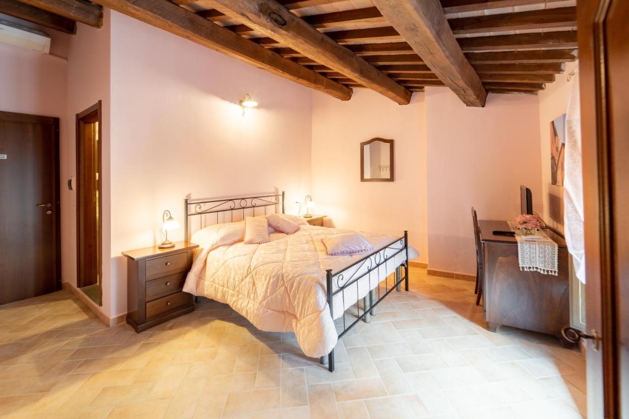 Albergo La Loggia Di San Martino Gualdo Tadino Bagian luar foto