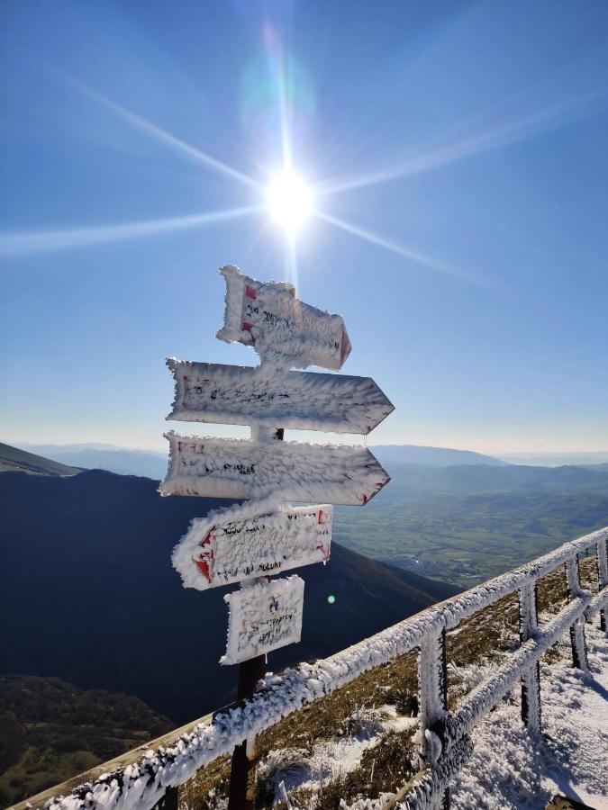 Albergo La Loggia Di San Martino Gualdo Tadino Bagian luar foto