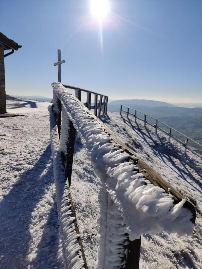 Albergo La Loggia Di San Martino Gualdo Tadino Bagian luar foto