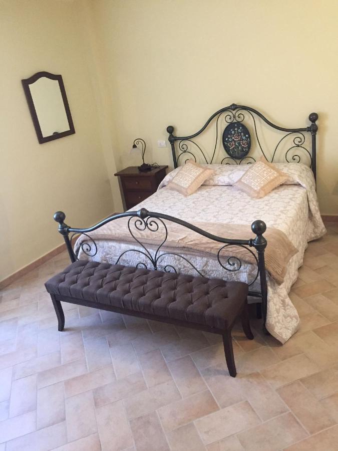 Albergo La Loggia Di San Martino Gualdo Tadino Bagian luar foto