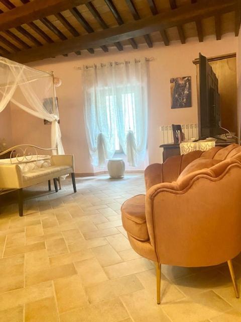 Albergo La Loggia Di San Martino Gualdo Tadino Bagian luar foto
