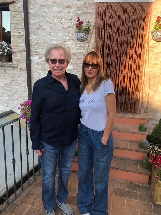 Albergo La Loggia Di San Martino Gualdo Tadino Bagian luar foto